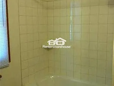 1047 Thorndale Ave — Photo 6