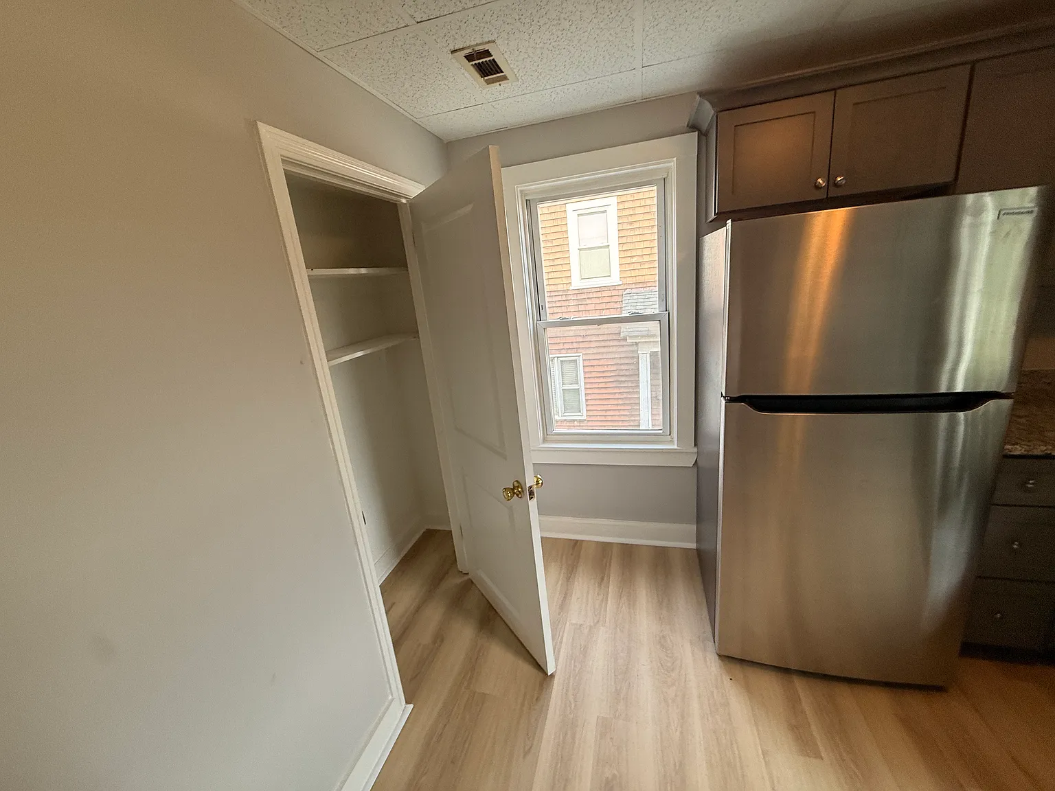 4 bed, 1300 sqft, $2,600 — Photo 2