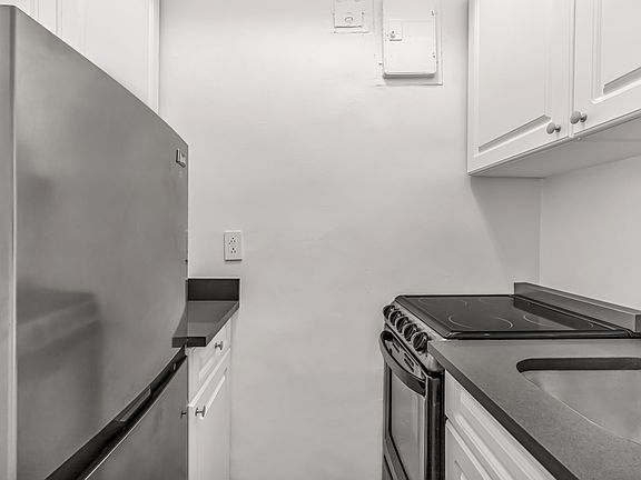 5th image of 208 W 23rd St APT 718