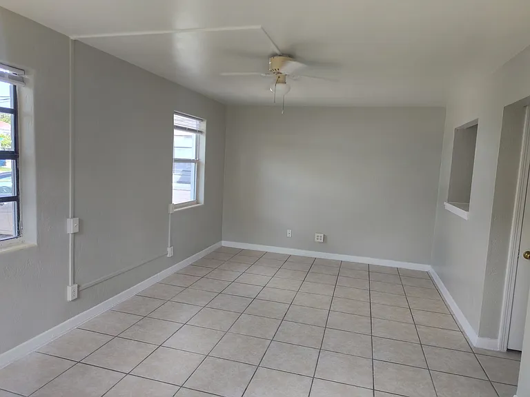 318 N Oleander Ave — Photo 5