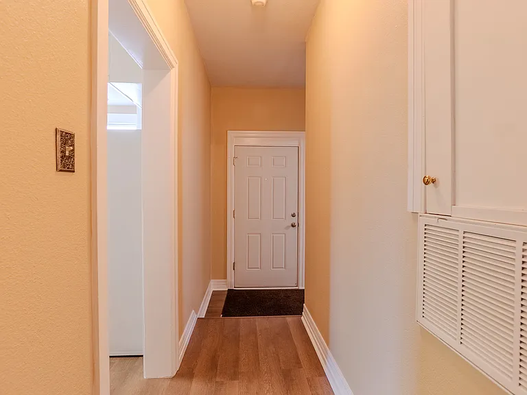 1121 Wallace St — Photo 18
