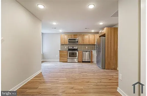 1827 W Diamond St Photo 1
