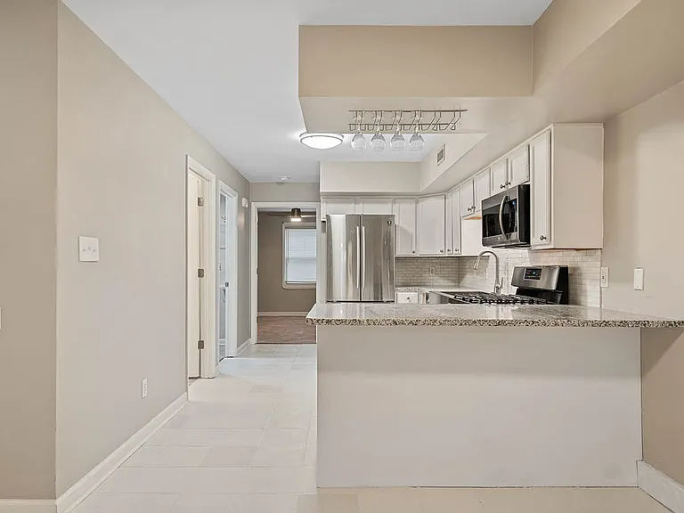 604 E Iredell Ave — Photo 5