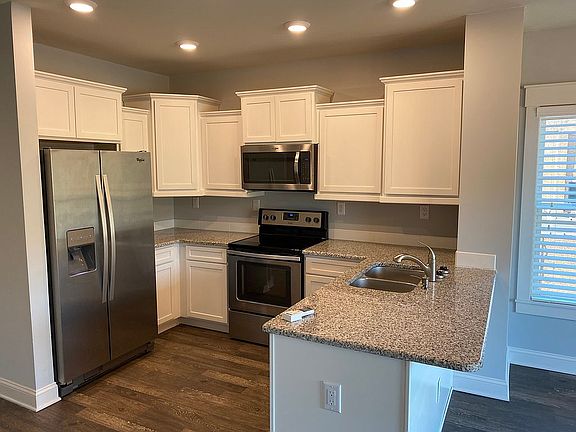 Kitchen: Granite & Stainless