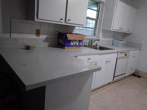 4/3 HOUSE,KITCHEN WOOD CABENET QUARTZ COUNTER TOP, TILE, PATIO .