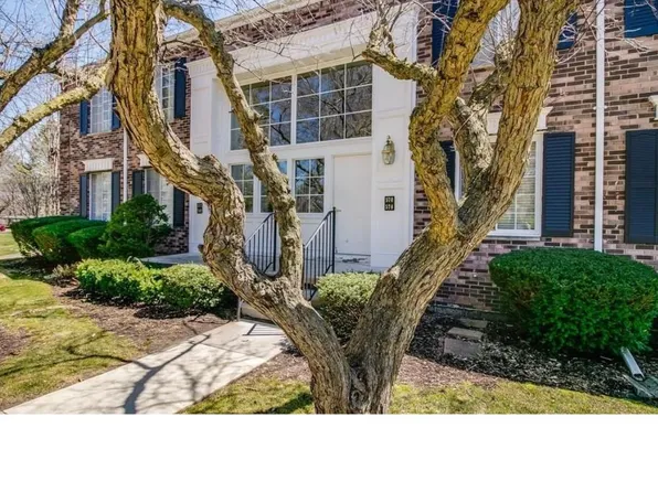 570 E Fox Hills Dr, Bloomfield Hills, MI 48304