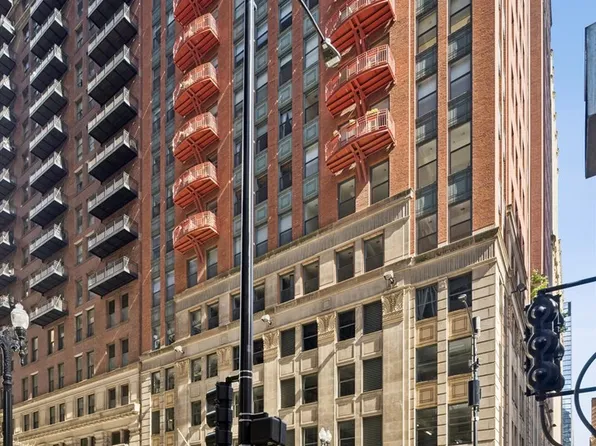 208 W Washington St APT 1813, Chicago, IL 60606