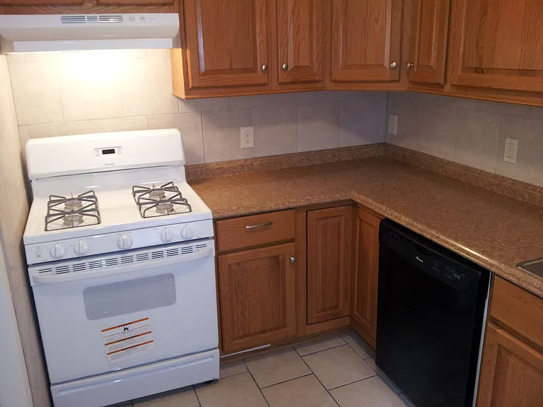 4244 N Wilson Dr — Photo 5