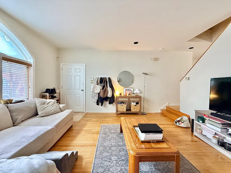 212-24 S 24th St #212A