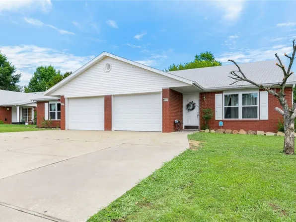 705 E Eastview Dr, Rogers, AR 72758