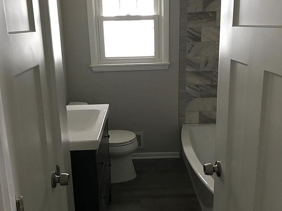 Main level bath- All new!