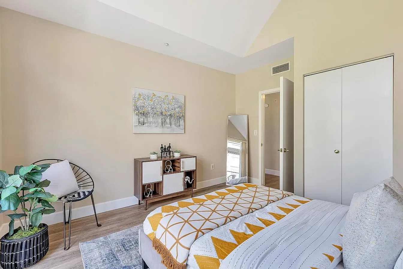 550 Ortega Ave — Photo 4