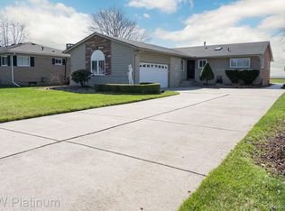 48218 Harbor Dr, Chesterfield, MI