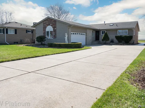 48218 Harbor Dr, Chesterfield, MI 48047