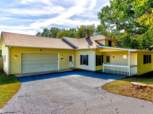 817 Porten Rd, McHenry, IL 60051