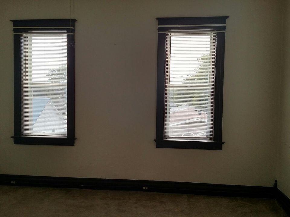 LARGE LIVING ROOM/DINING ROOM