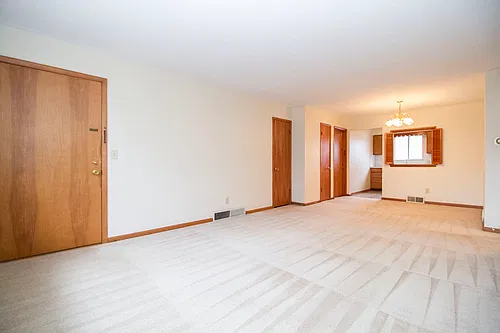 Extra Large 2BR Apartment! 950 SF! Big BR's, On Site Laundry, CA, Storage Locker and Garage w/ Re... — Photo 4