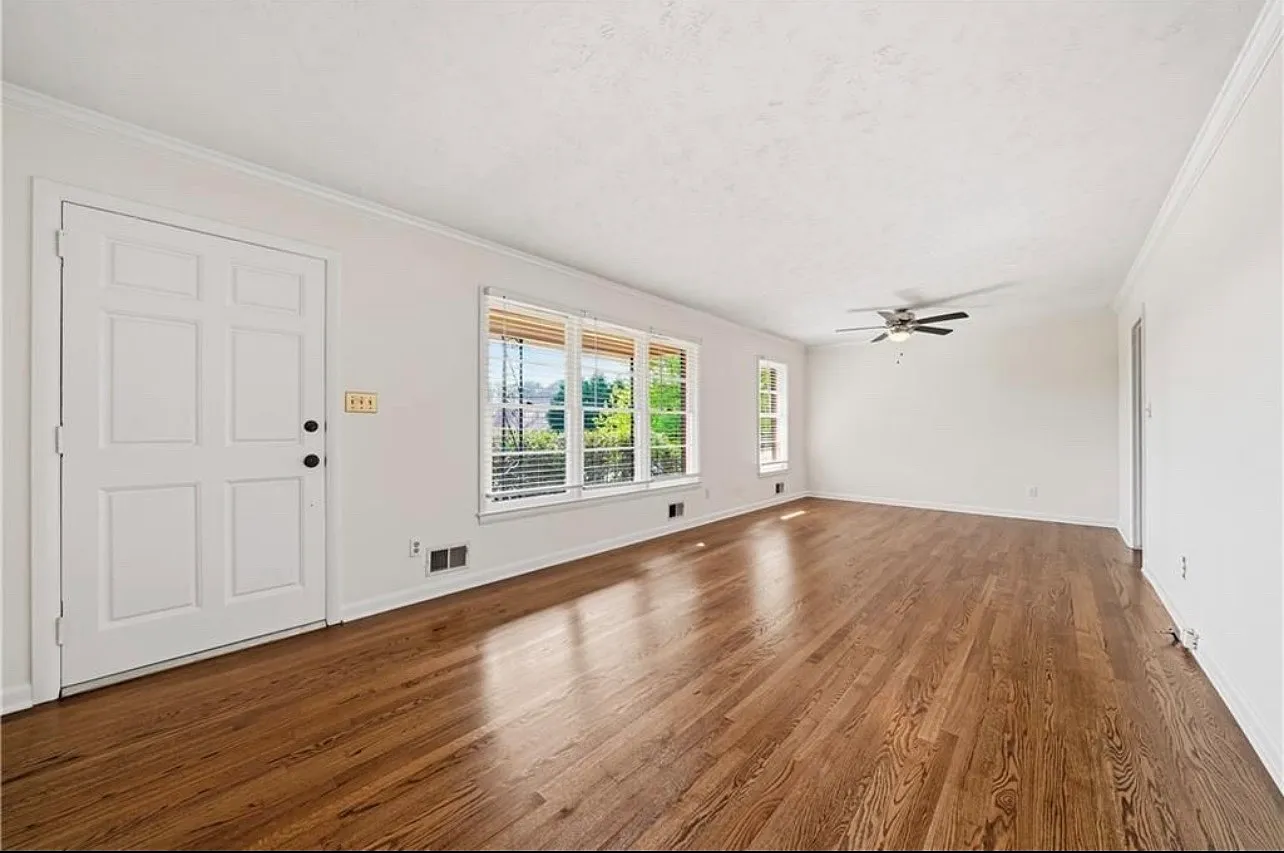 3 bed, 2094 sqft, $2,650 — Photo 3