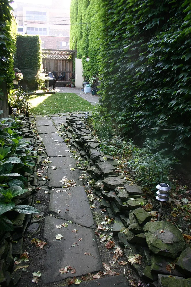 shared courtyard with grill - 500 W Willis St