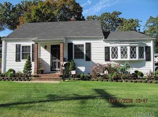 6 Ridgeway Blvd, Bay Shore, NY 11706