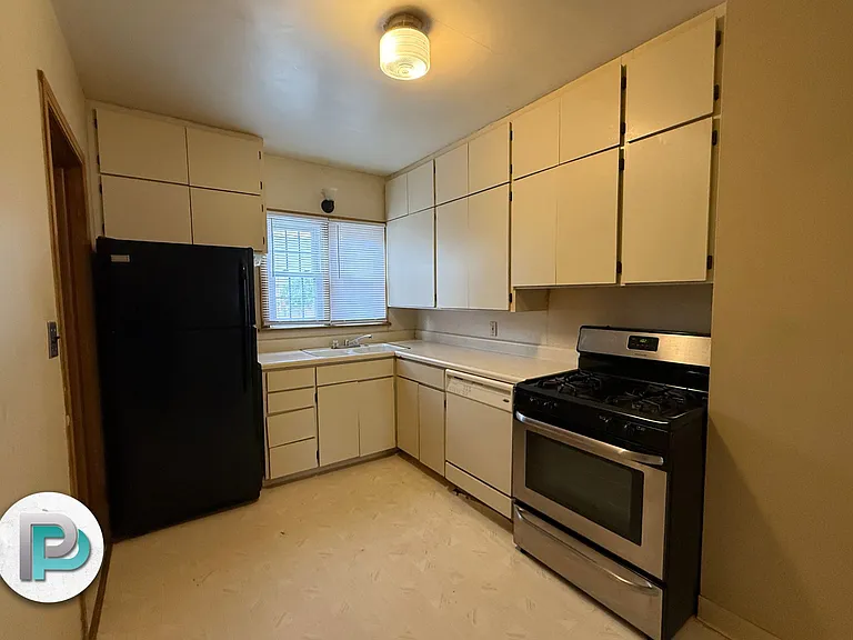 221 2nd St NE #4 — Photo 3