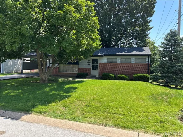 1228 Arrowhead Dr, Saint Louis, MO 63132