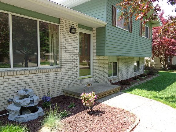 Delightful front walkway to entrance.