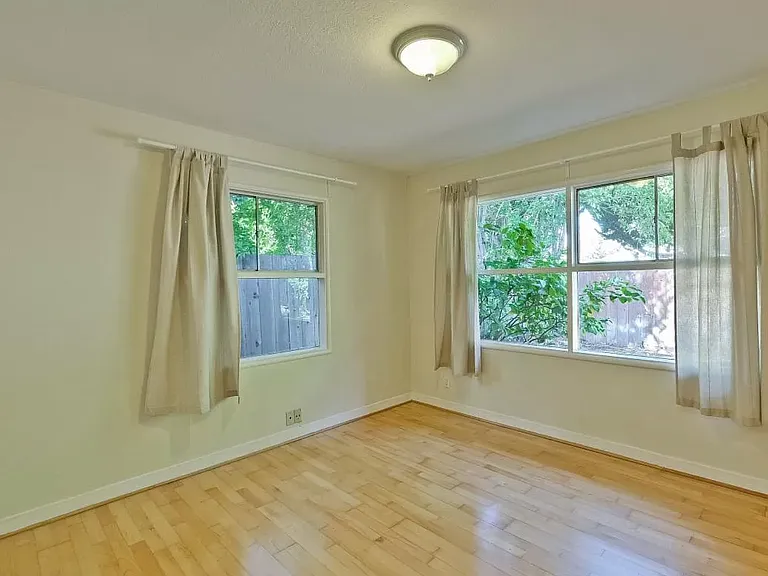 907 Embarcadero Rd — Photo 10