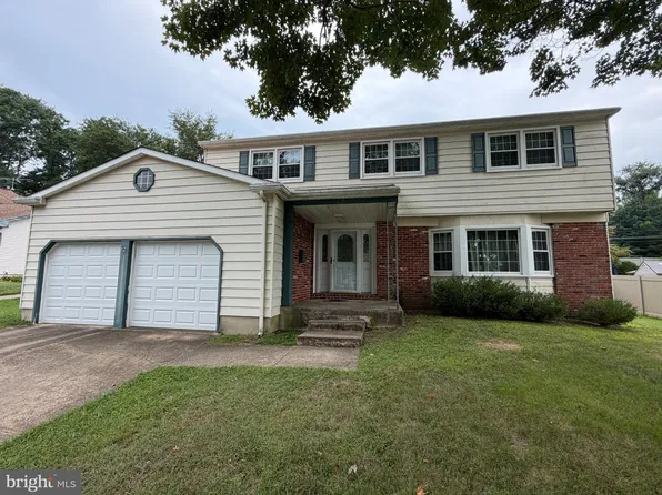 402 Saint David Dr, Mount Laurel, NJ 08054
