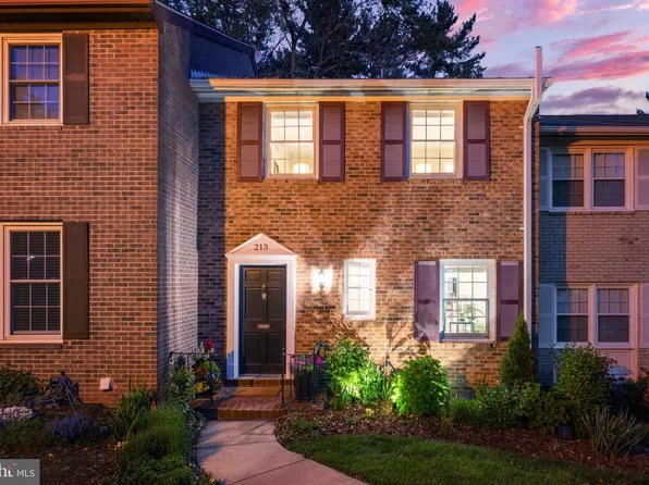 213 Commons Dr NW, Vienna, VA 22180