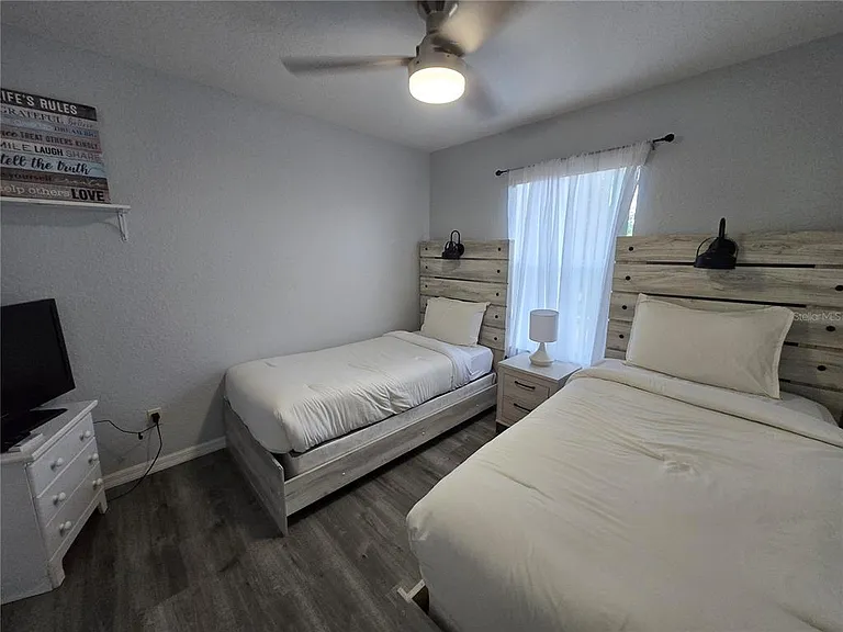 930 Oxford Dr — Photo 35