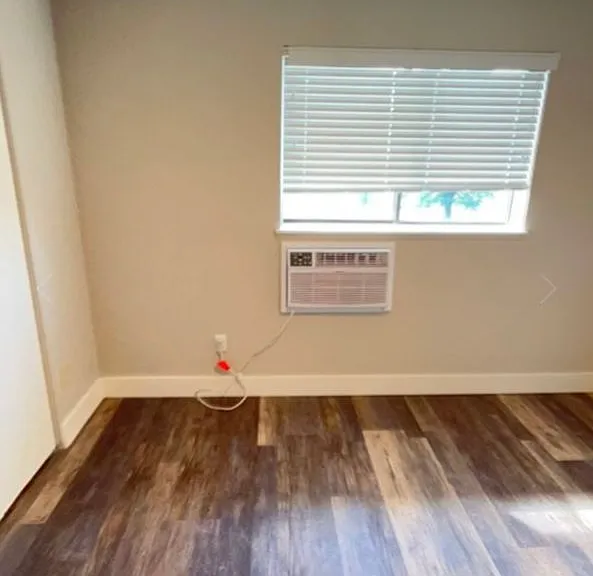 333 Custer Ave — Photo 5