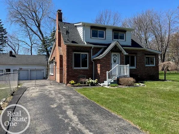 37477 Union Lake Rd, Clinton Township, MI 48036