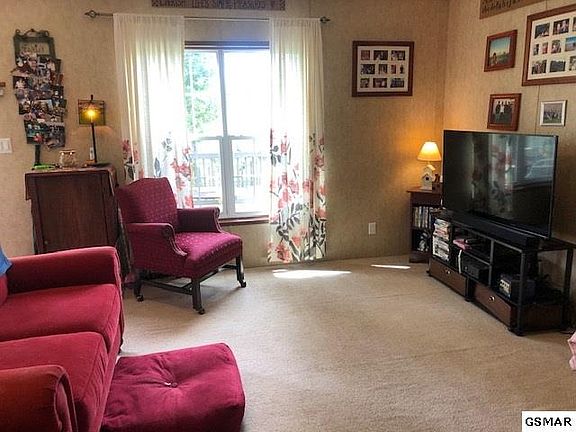 4th image of 317 Mountain Meadows Dr