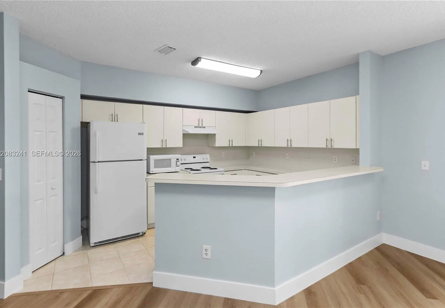 Towngate Condo Six — Photo 4