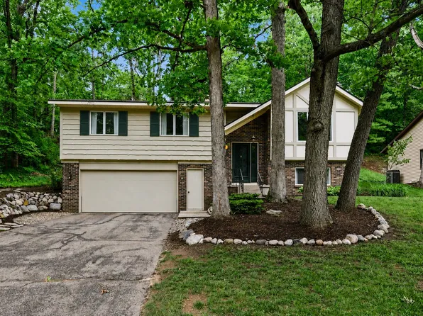 2121 Timberview Dr NE, Grand Rapids, MI 49525
