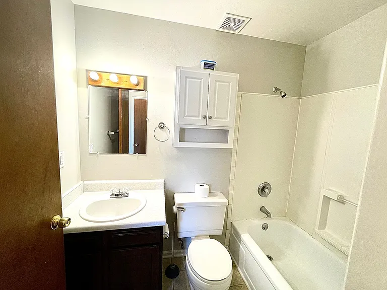 3410 W 17th Street Rd — Photo 22