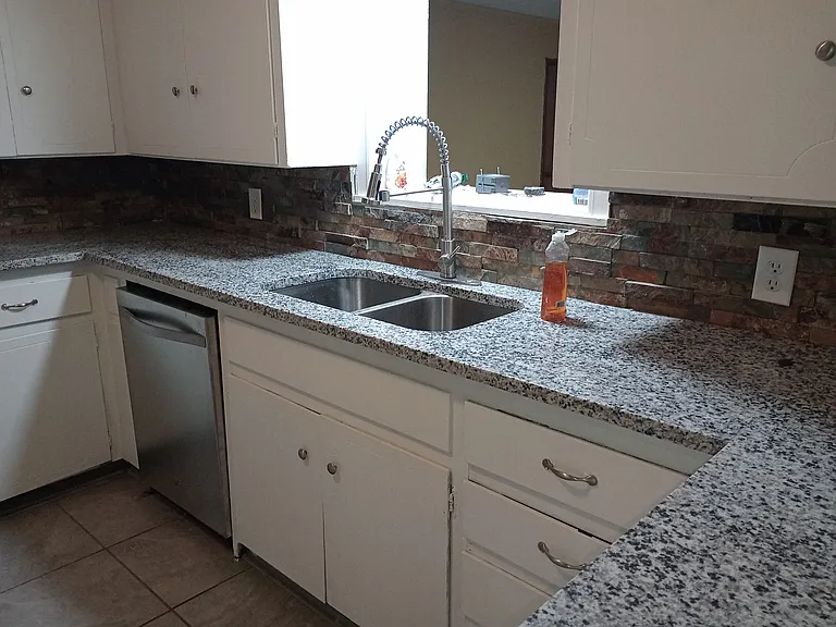 1004 W Reagan St — Photo 5