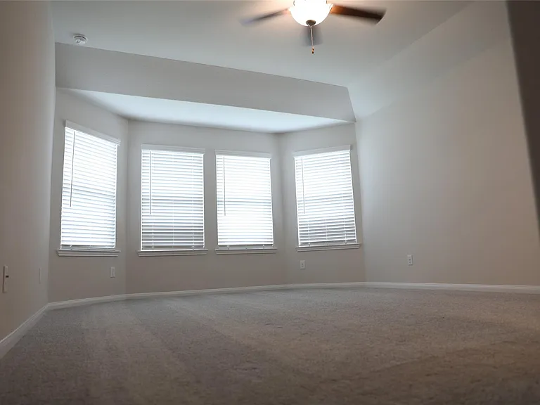 523 Ellwood Ter — Photo 6