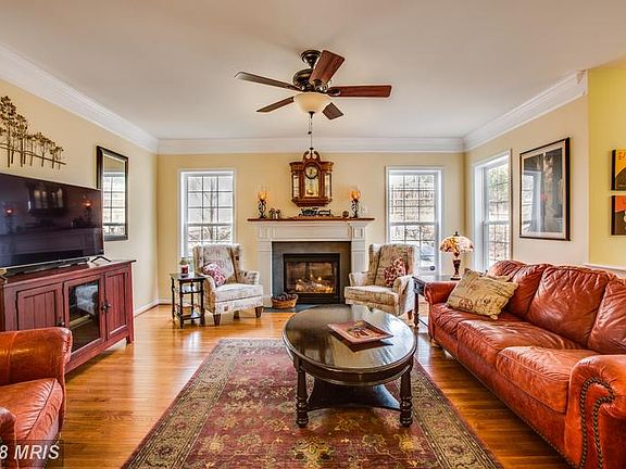 Cozy gas fireplace 