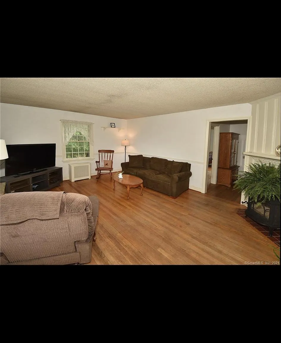 3 bed, 1350 sqft, $2,550 — Photo 3