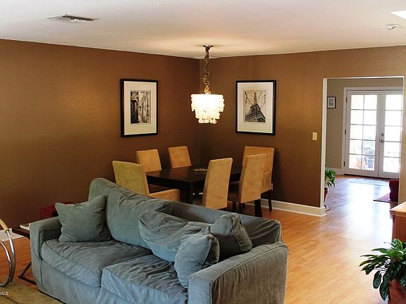 5th image of 218 E Yvon Dr