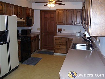 Kitchen 18 x 10 ft., breakfast bar, 24 Amish made wood cabinets