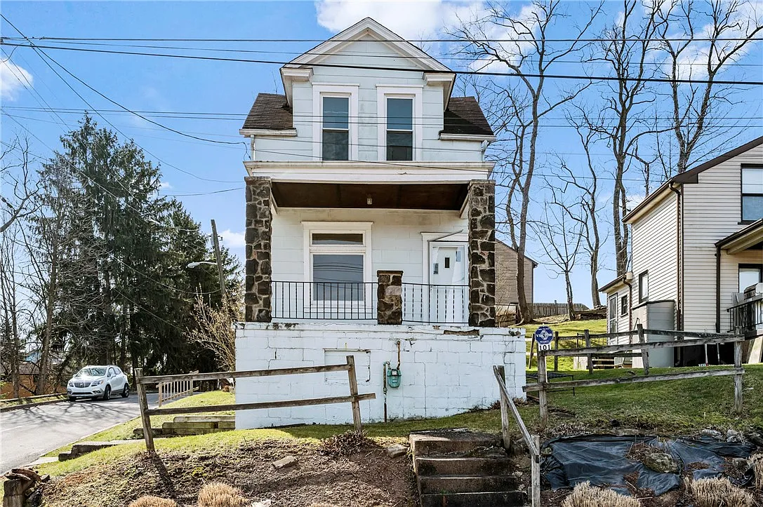 101 Flora St photo 1