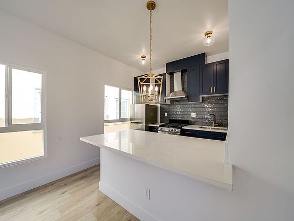 3rd image of 1926 N Whitley Ave #7