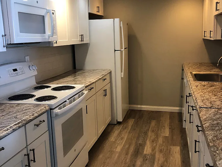 Gaslight Apartments — Photo 17