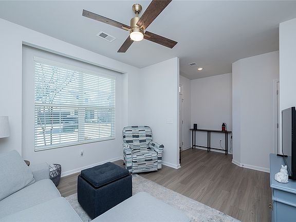 5th image of 10 Leander Dr