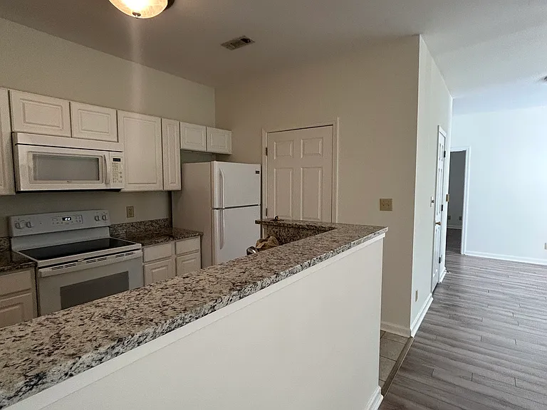 1600 Long Grove Dr #422 — Photo 8