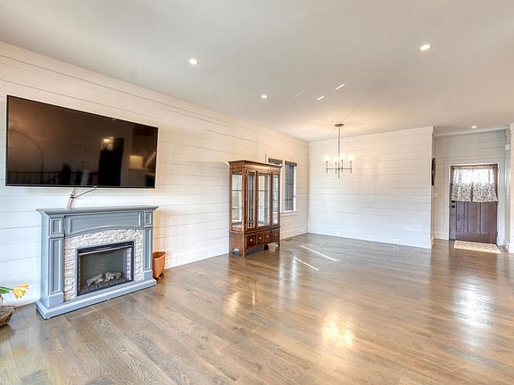 4th image of 56 Oak Crescent Cir
