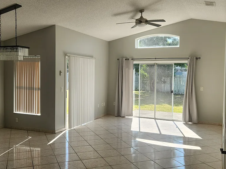 324 Woodbay Ct — Photo 4